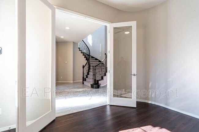 Building Photo - 827 Mesa Roja Trail NE
