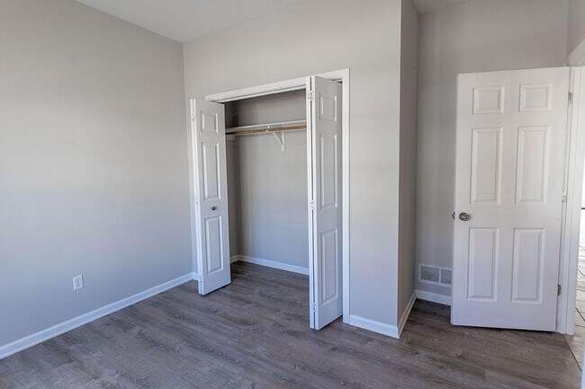 Building Photo - 1924 Center St