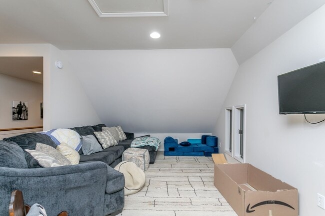 Building Photo - 5 Bed 3 Bath Home