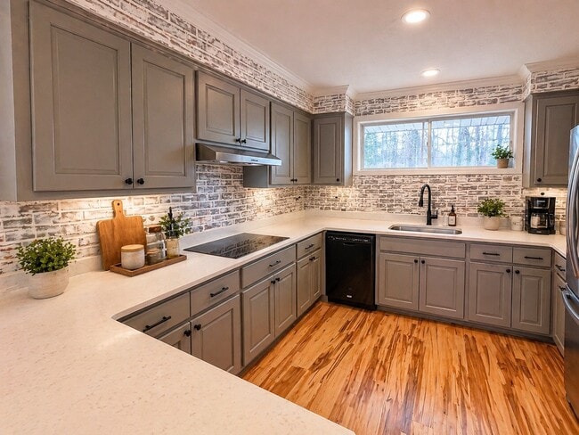 Building Photo - 323 Forrest Glen Rd