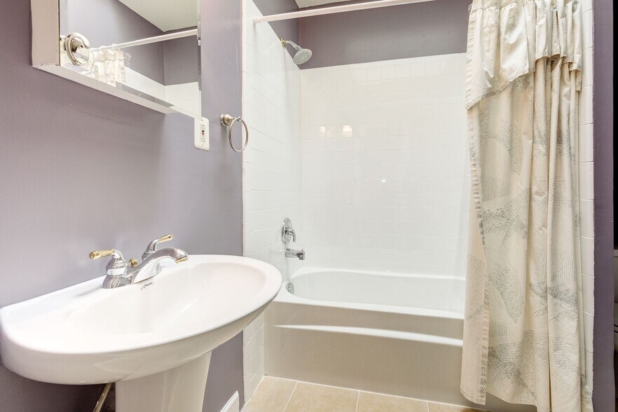UPPER BATH 2 - 450 Randolph St NW