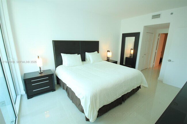 Building Photo - 950 Brickell Bay Dr