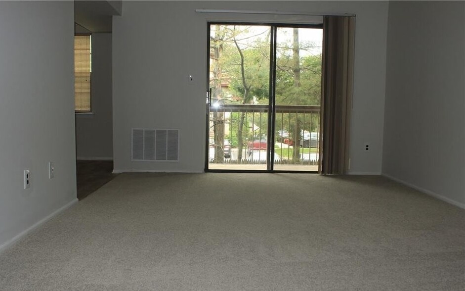 LIVING ROOM - 103 Keystone Ct