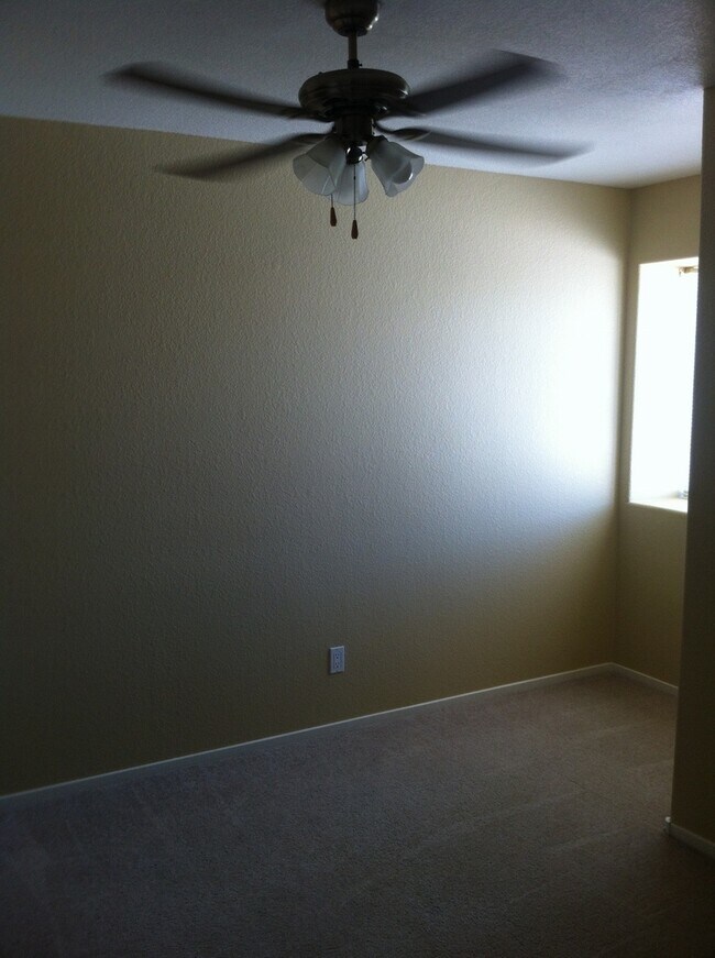Building Photo - BEAUTIFUL 1,261 SQ FT, 2 STORY, 3BD, 2.5 BTH, 2 CAR GARAGE, LOCATED NEAR PARK, SHOPPING AND SCHOOLS.