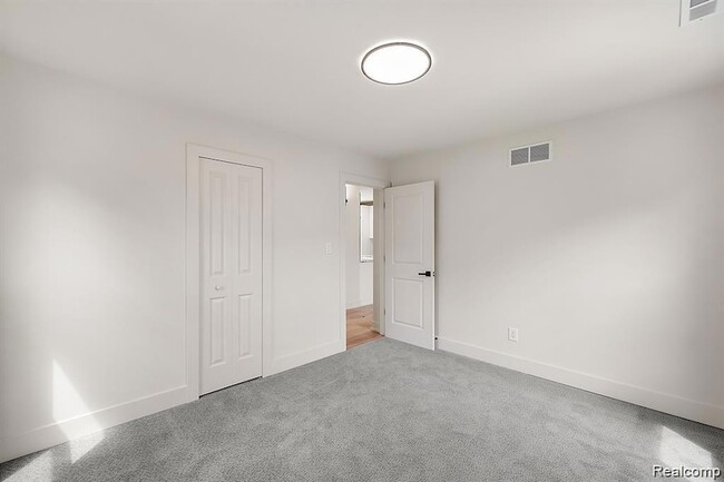 Building Photo - 310 E Harry Ave