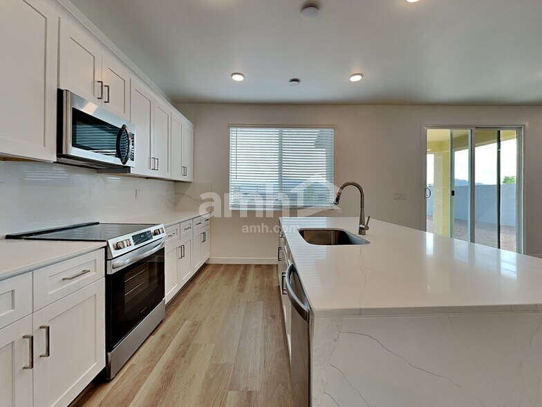 Building Photo - 9829 W Parkway Dr