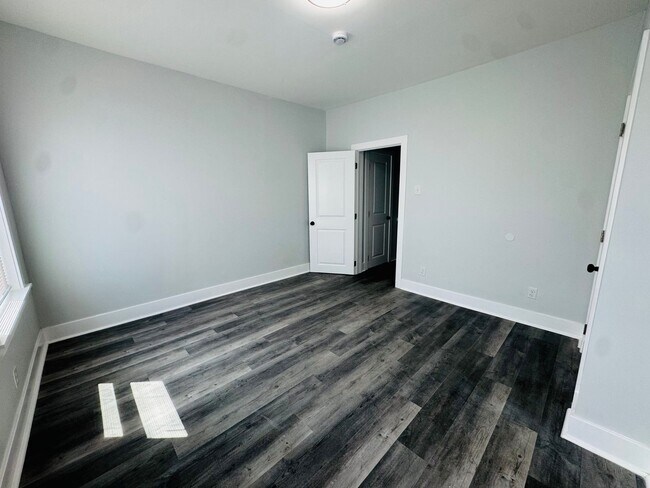 Building Photo - Remodeled 3bd/1 House with Rear yard!! SEC...