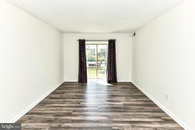 Building Photo - 10204 Bushman Dr