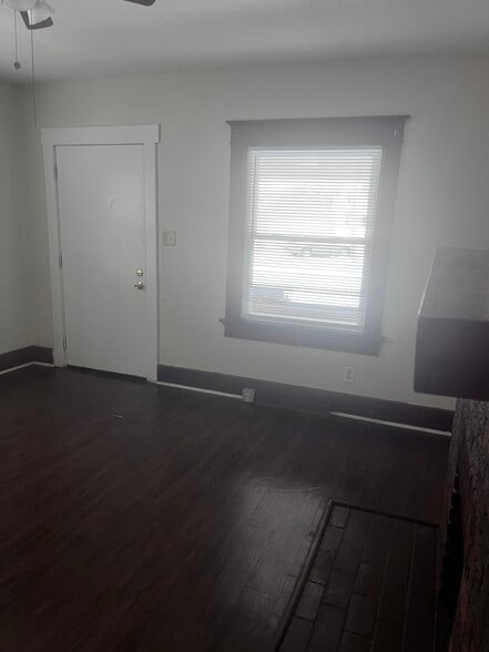 Living room - facing the door - 2056 Auburn Ave