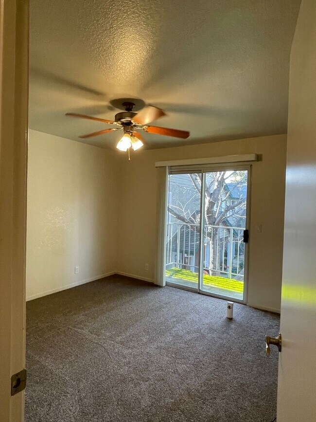 Building Photo - Chico 3 bed 2 bath Condo, Pool, Reserved Parking, upstair unit. newly refurbished