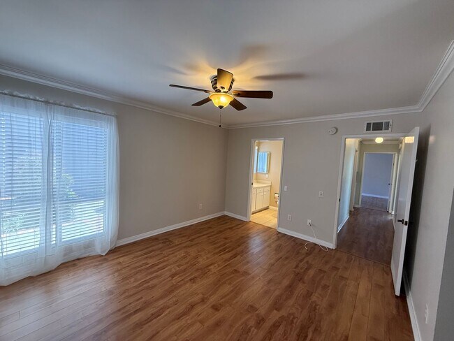 Building Photo - Walking Distance to the Center of Leisure Village