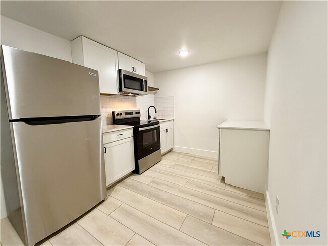 Building Photo - 2204 W San Antonio St