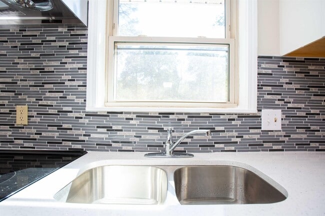 Building Photo - 29 Meadowbrook Dr