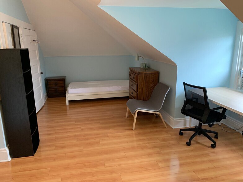 Building Photo - 746 Broughton St