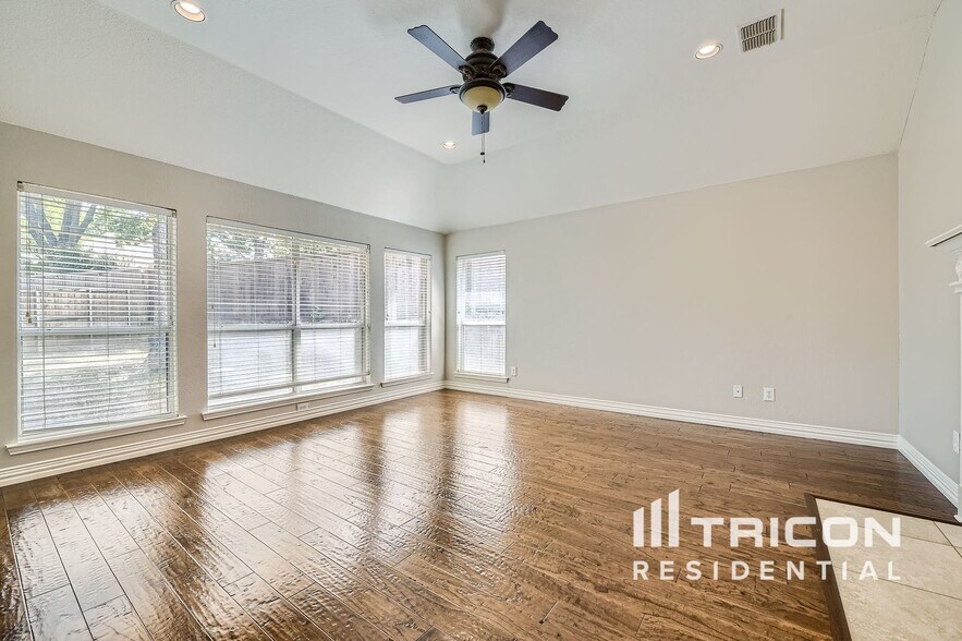 Building Photo - 2208 Knob Hill Dr