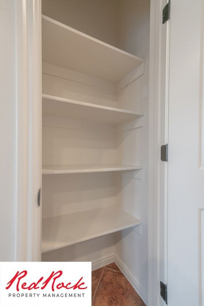 Building Photo - 3 Bedroom Townhome In Southgate Community