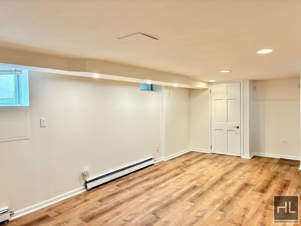 Building Photo - Large 2.5 bed 2 bath duplex with in unit W/D, Private Yard, Shed & Parking Available for an addit...