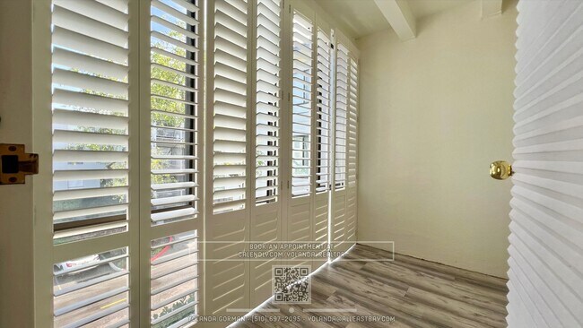 Building Photo - Beautifully Updated Junior 1bd/1ba at reso...
