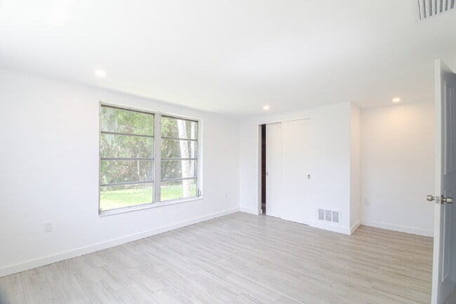 Building Photo - Beautiful 3/2 house in Gulf Harbor