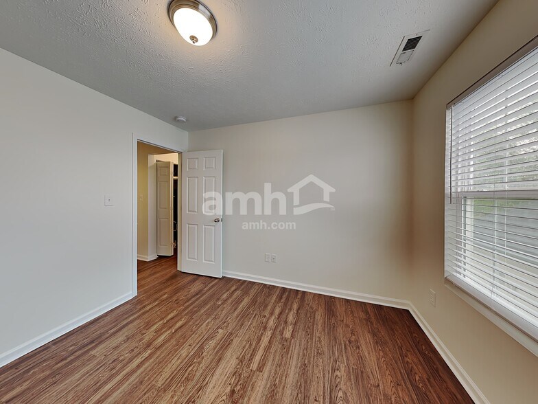 Building Photo - 19327 Fox Chase Dr