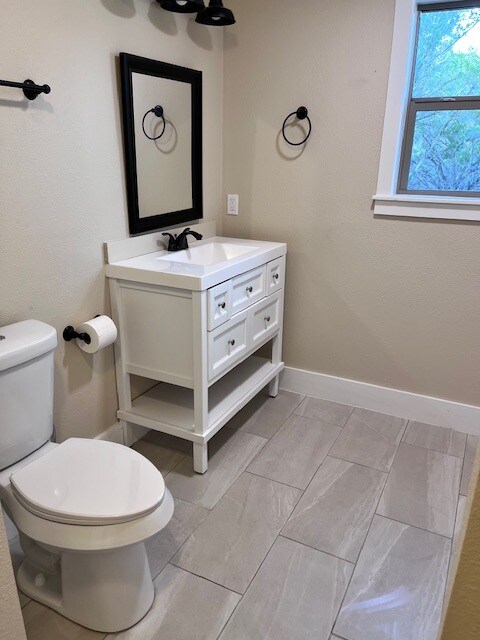 Large bathroom - 1565 Pump Station Rd