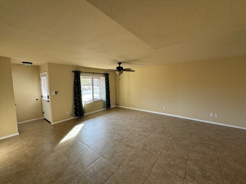 Building Photo - 2058 E Fremont Dr