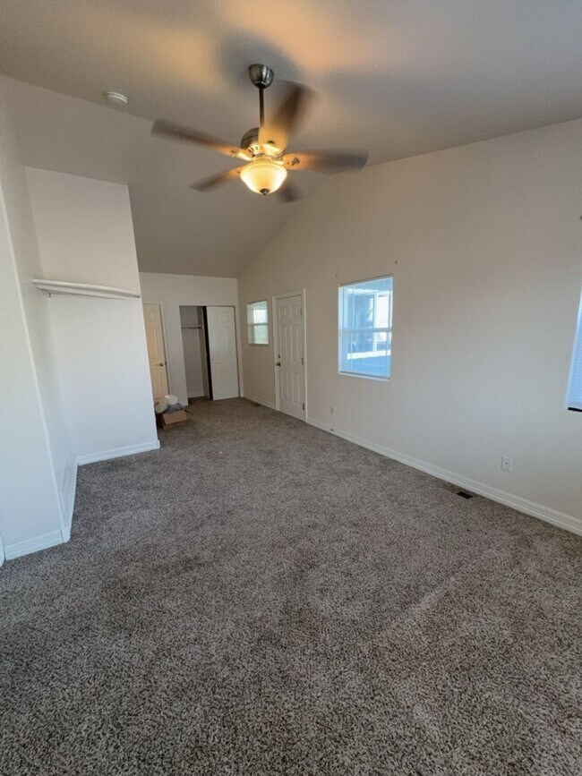 Building Photo - Spacious 3 Bed, 2.5 Bath Home with Oversiz...