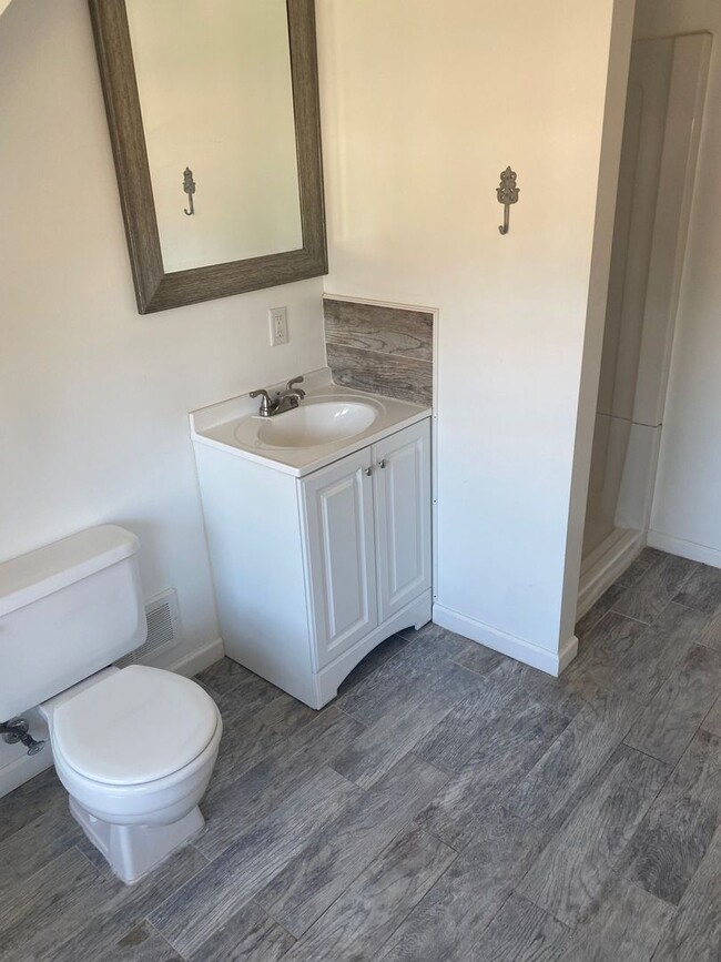 Building Photo - Spacious 4BD 2BA House in Beechview