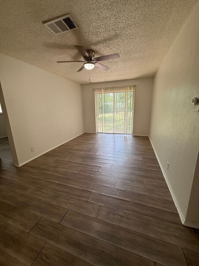 Building Photo - 2307 Lake Louise Dr