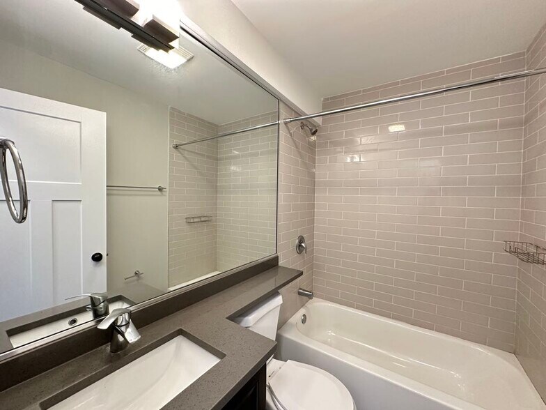 Building Photo - 533 W Surf St