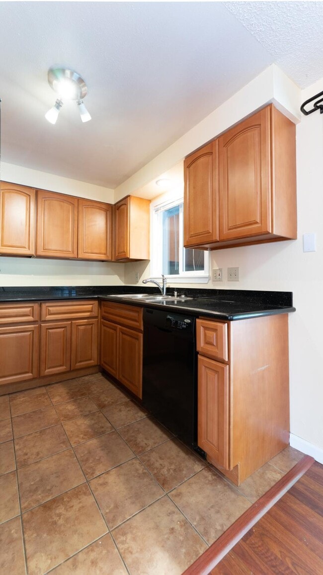 Building Photo - 2 bedroom in Mountlake Terrace WA 98043