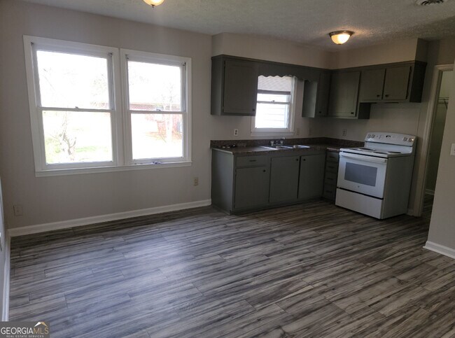 Building Photo - 15 Greenview Dr