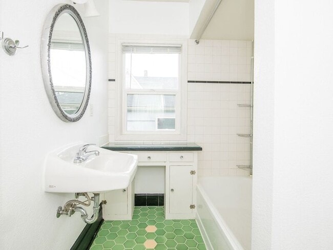 Building Photo - 927 NE Alberta St