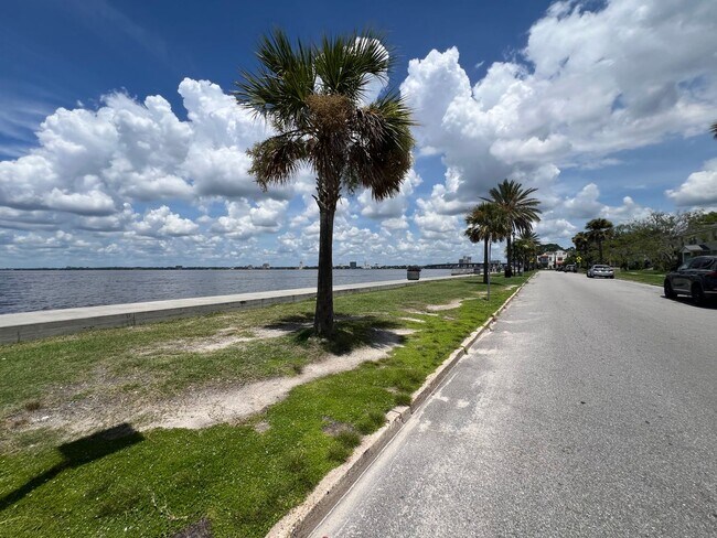 Building Photo - Beautiful renovated 1 bedroom Condo with River Views!