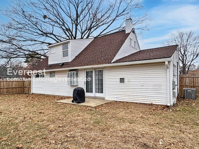 Building Photo - 9 Country Club Dr