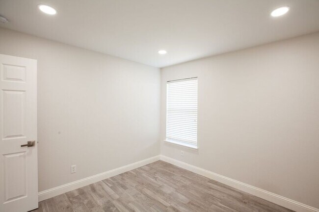 Building Photo - 9900 Presthope Dr