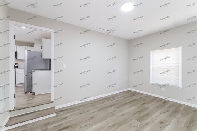 Building Photo - 10706 Ewing Ave