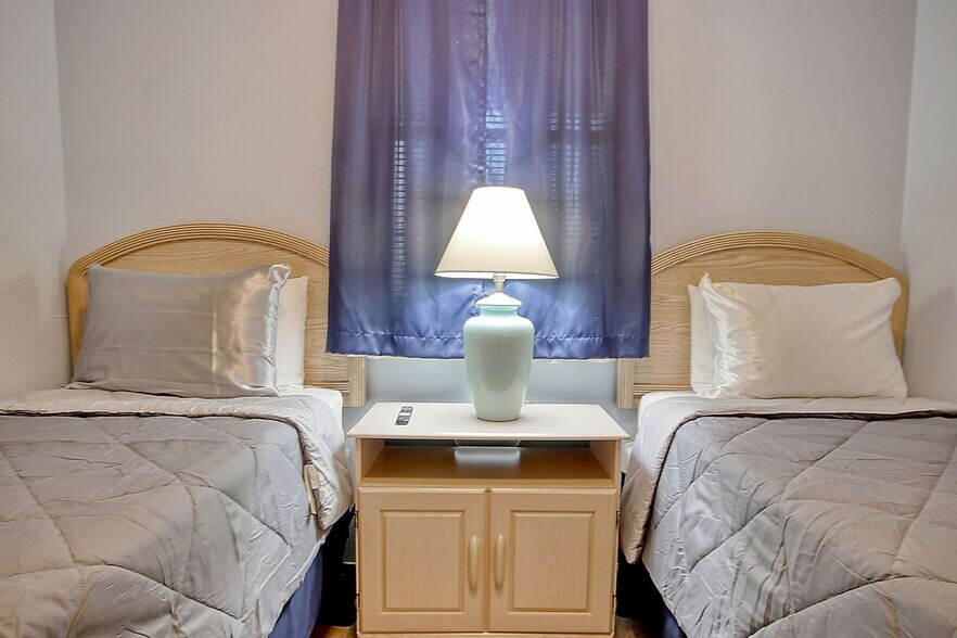 Building Photo - 1310 River Oaks Dr