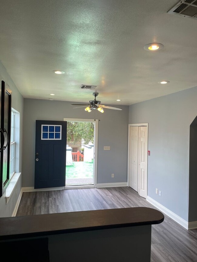 Building Photo - 4BD/2BA in the heart of MidCity w/ Off Street Parking and Laundry in Unit