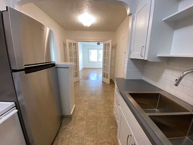 Building Photo - Charming 1 Bedroom with Hardwood Floors, Close-In Location