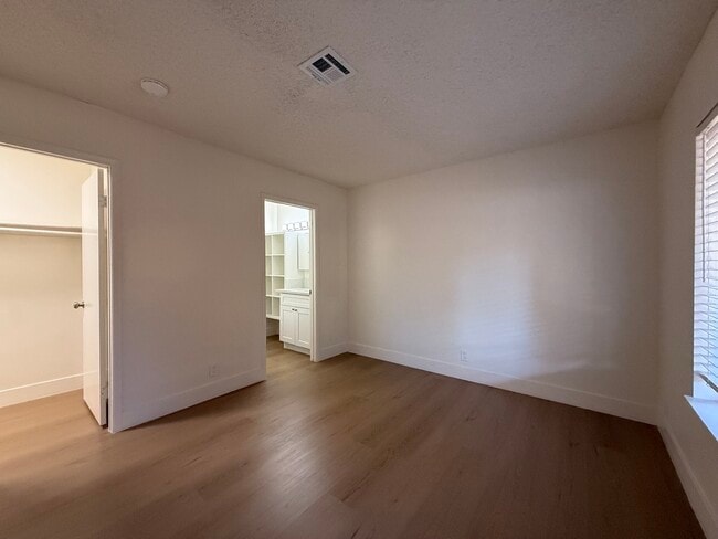 Building Photo - 6228 Meadow View Ln