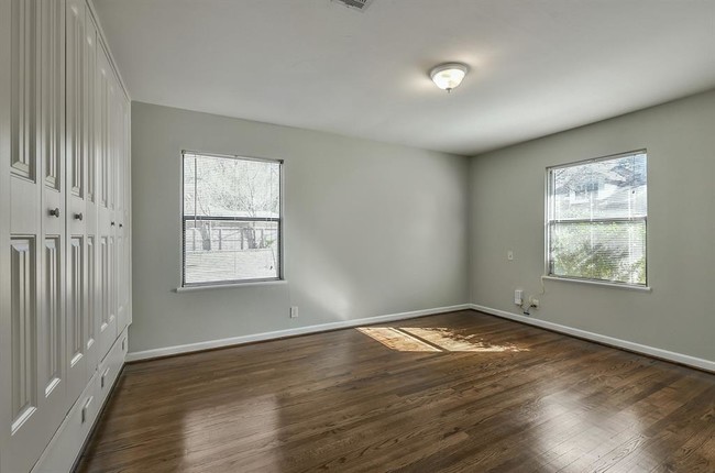 Building Photo - 1349 Martin St