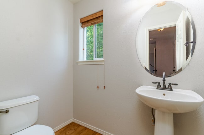 Building Photo - 4 Bedroom Home with 3 Car Garage! Move-in special 50% off one month's rent!!