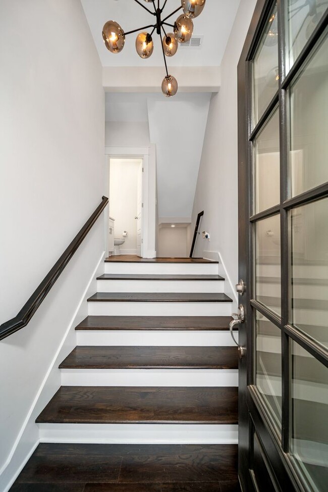 Building Photo - Stunning 2BE/2.5BA townhome next to Percy ...