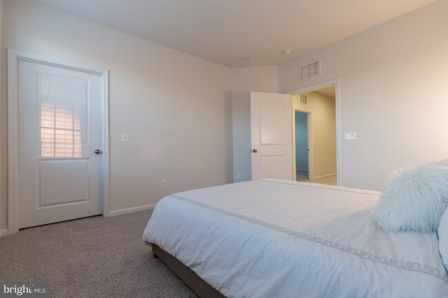 Building Photo - Stunning, light-filled end unit townhome in sought-after Brambleton community.