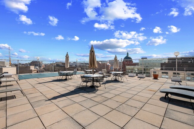 Building Photo - Spacious Renovated Dupont Circle Condo Walking Distance to Metro!
