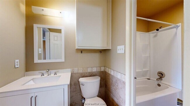 Building Photo - 805 San Pedro Dr