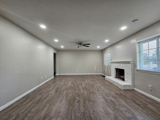 Building Photo - SW-Bakersfield 3 bedrooms 2 baths house
