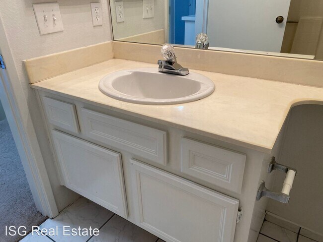 Building Photo - 3 br, 2.5 bath House - 1537 Apache Dr. Unit D