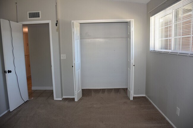 Building Photo - Great home in Mature Neighborhood